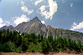 Dalla sponda Est del Lago Devero si ha piena visione della val Deserta e delle cime circostanti (pizzo Fizzo, punta di Valdeserta e Albrunhorn).